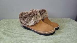 Isotoner Women's Faux Fur Collar Slipper Boots Size 7.5-8
